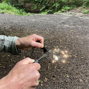 Preview: Survival Set in Schutzbox, Outdoor Notfallset mit Taschenlampe, Taschenmesser, Feuerstarter, Paracord Armband, Seilsäge und Notfallpfeife, 10-teilig 