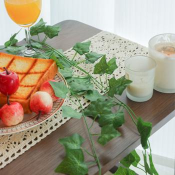 Preview: Ghirlande decorative di edera, set di 24, in plastica e fibre tessili, ingannevolmente reali, ognuna lunga 2,2 m e 81 foglie per una decorazione murale di stile