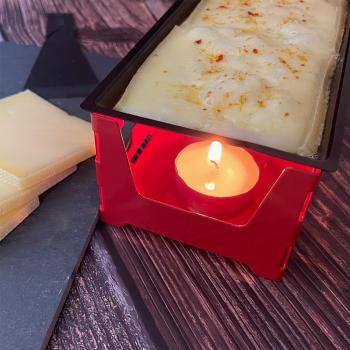 Preview: Perfetto per riunioni accoglienti: Set da raclette per feste con 3 luci da tè, teglie, spatola e spazzola in silicone - Design rosso con croce svizzera