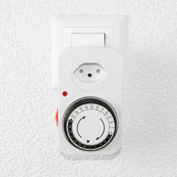 Preview: Robusto timer meccanico con protezione per bambini - Timer perfetto per controllare: illuminazione, acquario, irrigazione, luci fiabesche e molto altro.