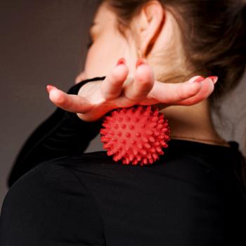 Preview: 4 spiky massage balls in 2 sizes for reflexology massage, Ø 9 and 7.5 cm
