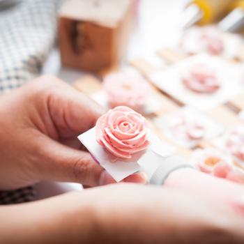 Preview: Spritzbeutel 20er-Set - inkl. 3 Spritztüllen für Torten Kuchen & Cupcakes - Einwegbeutel robust transparent hygienisch - für Backkreationen