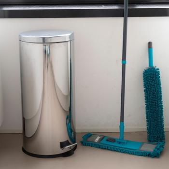 Preview: set di pulizia da 7 pezzi composto da mop, spolverino a piuma, tergipavimento e vari accessori