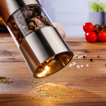 Preview: Elektrische Salz-/Pfeffermühle (Edelstahl) - Keramikmahlwerk, Lichtfunktion - Ø5 x 22,5 cm - für frische Gewürze auf Knopfdruck