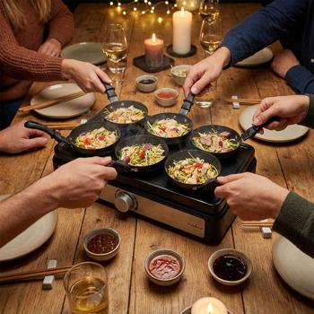 Preview: Komfortables Party-Wok-Set für 6 Personen, 600 Watt – 6 Mini-Woks, auch für Crêpes oder Omeletts, mit Temperaturregler, antihaftbeschichtet