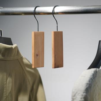 Preview: Confezione XXL di antitarme in legno di cedro (20 pezzi): Blocchi di legno di cedro naturale per guardaroba, cucina e dispensa - efficace difesa dalle tarme