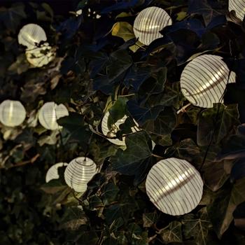 Preview: Catena luminosa a LED, solare, bianco caldo, 20 lanterne bianche, 3,8 m, IP44, efficace catena luminosa solare per balcone, terrazza, giardino, alberi e molto altro ancora Preview: Catena luminosa a LED, solare, bianco caldo, 20 lanterne bianche, 3,8 m, IP44, efficace catena luminosa solare per balcone, terrazza, giardino, alberi e molto altro ancora