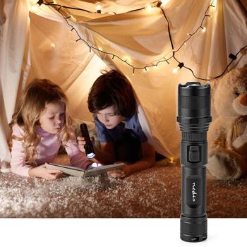 Preview: LED-Taschenlampe - Vollmetallgehäuse & Li-Ionen-Akku 3,7V/2,2Ah - 10W, 1000 Lumen, 100m Reichweite, IPX4, USB-C - Perfekt für Outdoor & Notfälle Preview: LED-Taschenlampe - Vollmetallgehäuse & Li-Ionen-Akku 3,7V/2,2Ah - 10W, 1000 Lumen, 100m Reichweite, IPX4, USB-C - Perfekt für Outdoor & Notfälle