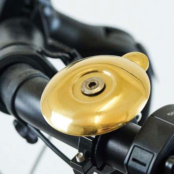 Preview: Flache Veloglocke aus Kupfer - extra laut für Sicherheit im Strassenverkehr - Ø 4,8 cm - goldfarben - schnelle Montage für jedes Velo