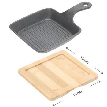 Preview: Quadratische Servierpfanne aus Gusseisen, 2 Henkel, Bambusbrett als eleganter Untersetzer, Ø 15cm, flache Pfanne für Gratin, Tapas, Curry und Fleisch