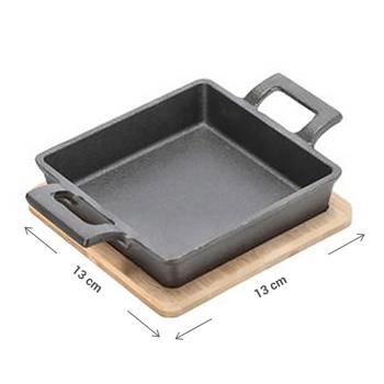Preview: Quadratische Servierpfanne aus Gusseisen, 2 Henkel, Bambusbrett als eleganter Untersetzer, Ø 13cm, flache Pfanne für Gratin, Tapas, Curry und Fleisch