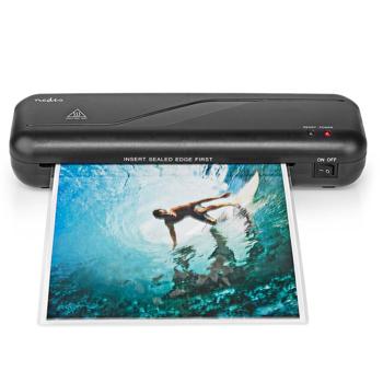 Preview: Kompaktes A4 Heisslaminiergerät, schwarz, für schnelles Laminieren. Platzsparend, ideal für Dokumente, Fotos. Zuverlässiger Schutz vor Schmutz