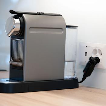 Preview: Abzweigstecker Typ 13 - drehbar (130°) & klappbar (180°) - Kinderschutz - für enge Stellen - Polycarbonat - 3-polig - 230V/10A - schwarz