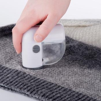 Preview: 2er-Set Mini-Fusselrasierer - batteriebetrieben für unterwegs - entfernt Fussel & Knötchen - sicheres Metallgitter - 7.3x3.6x7.8cm - inkl. Auffangbehälter