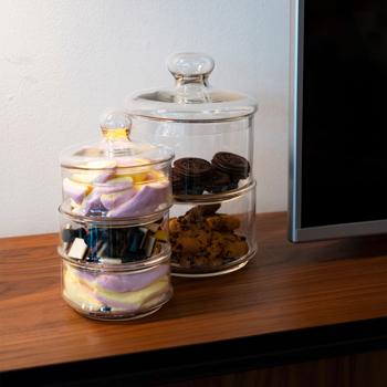 Preview: 2er-Set Glasbehälter mit 2 Ebenen - Präsentation von Gebäck Süssigkeiten Pralinen - Ø 16cm, 28cm hoch - Hygienisch mit Deckel
