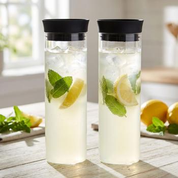 Set of 2 1L borosilicate glass carafes – ideal for juices and lemonade – automatically closing lid with strainer – perfect for picnics & terrace
