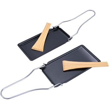 Preview: Pratico set di 2 padelle per raclette e barbecue, con manico pieghevole e spatola in legno, con rivestimento antiaderente - ideale per le serate più tranquille Preview: Pratico set di 2 padelle per raclette e barbecue, con manico pieghevole e spatola in legno, con rivestimento antiaderente - ideale per le serate più tranquille