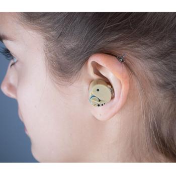 Preview: Mini Amplificateur d‘écoute - Discret & Simple pour réunions, théâtre, circulation - Kit complet: 3 bouchons, 7 piles AG3, brosse - 6.5x5x1 cm