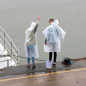 Preview: Pratico poncho antipioggia d‘emergenza con cappuccio: parapioggia trasparente (120 cm) per uomo e donna - piccolo da trasportare, ideale per il viaggio