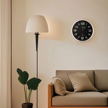 Preview:  Horloge murale radio-pilotée 30 cm – design moderne en aluminium, mouvement quartz silencieux, chiffres et aiguilles phosphorescents – idéale pour maison ou bureau, noire et argentée  Preview:  Horloge murale radio-pilotée 30 cm – design moderne en aluminium, mouvement quartz silencieux, chiffres et aiguilles phosphorescents – idéale pour maison ou bureau, noire et argentée