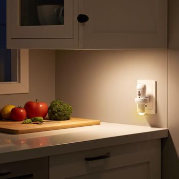 Preview: Akku LED-Taschenlampe: 200lm, Einschaltautomatik, Nachtlicht, weiss - Automatisches Steckdosen Notlicht & Taschenlampe – Praktisch & Zuverlässig