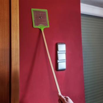 Preview: Tapette à Mouche XL - Manche Bambou Extra Longue Portée (75cm) - Facile d‘Utilisation - Plastique Flexible - Contre Mites et Moustiques