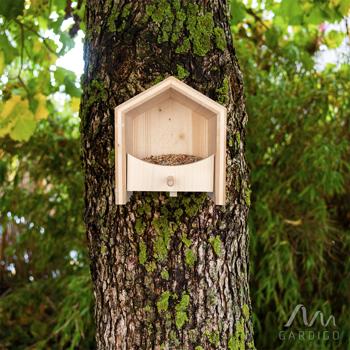 Preview: Mangiatoia per uccelli in legno di abete sostenibile con posatoio - Realizzata a mano in un‘istituzione sociale - Lavorazione eccellente per un divertimento duraturo