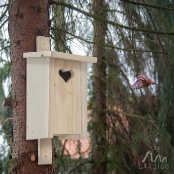 Preview: Nesting box with heart-shaped entrance hole, solid spruce wood, made with great attention to detail, ideal for sparrows, nuthatches and pied flycatchers