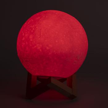 Preview: Beeindruckende 3D Mond Dekorations- Lampe mit Holzständer, Touch-& Fernbedienung, 16 Farben, 5 Leuchtmodi, Akku, Ø 15 cm Preview: Beeindruckende 3D Mond Dekorations- Lampe mit Holzständer, Touch-& Fernbedienung, 16 Farben, 5 Leuchtmodi, Akku, Ø 15 cm