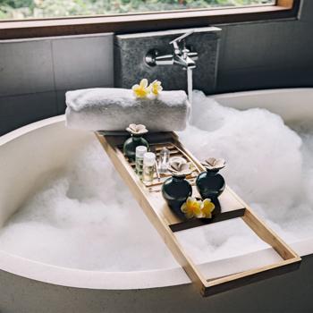 Preview: Luxuriöse Bambus Badewannenablage, verstellbar 50-85cm: Vertiefung für Gläser, ideal für Bücher, Tablets & Smartphones
