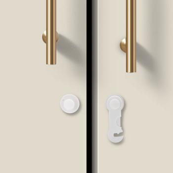 Preview: Bloque-portes adhésifs bébés (lot de 10) - Sécurité enfant tiroirs, placards, vitrines - Pastilles 3M blanches - Installation facile sans perçage Preview: Bloque-portes adhésifs bébés (lot de 10) - Sécurité enfant tiroirs, placards, vitrines - Pastilles 3M blanches - Installation facile sans perçage