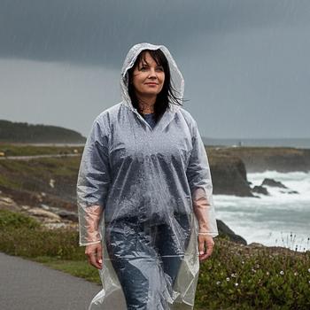 Regenponcho mit Kapuze & Ärmeln, transparent - Optimaler Regenschutz für Alltag, Festivals Wandern und Notfälle