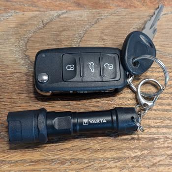 Preview: Varta Schlüsselanhänger LED-Taschenlampe Indestructible - extrem robust, langlebig, 9m Fallschutz, IPX4 - 12lm, 10m Leuchtweite, inkl. Batterie Preview: Varta Schlüsselanhänger LED-Taschenlampe Indestructible - extrem robust, langlebig, 9m Fallschutz, IPX4 - 12lm, 10m Leuchtweite, inkl. Batterie