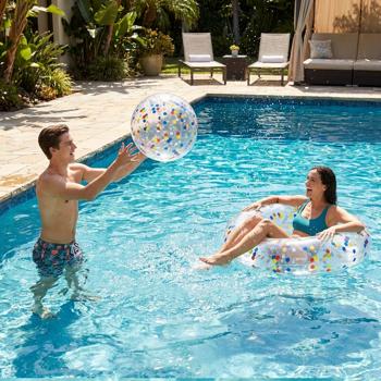 Preview: 2-teiliges Pool-Set mit bunten Punkten: Aufblasbarer Schwimmring Ø 105 cm und Strandball Ø 50 cm - Halbdurchsichtiges Design für Strand & Urlaub
