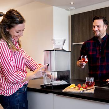 Preview: Elektrischer Eis-Crusher, Edelstahl, 80W, 1kg/Min: Leistungsstarker Eiszerkleinerer für perfekte Cocktails & Desserts, kraftvoll & effizient