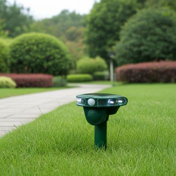 Effective universal ultrasonic solar animal repeller (40m²) with flashing light: repels dogs, cats & wild animals, effectively protects your garden