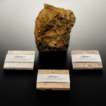 Preview: 3er-Set Seifenablage aus Travertin - gold-gelb, quadratisch, 10x10cm - Handgefertigt, Naturstein, für Bad & WC, hygienisch, langlebig - ideal als Untersetzer