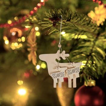 Preview: Set of 4 wooden Christmas tags – reindeer, Christmas bauble, Christmas tree & star – natural surface for writing/painting – decoration for tree, gifts & table