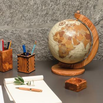 Preview: Globe terrestre avec support en bois d’olivier, 36 x 28 cm, tons bruns Preview: Globe terrestre avec support en bois d’olivier, 36 x 28 cm, tons bruns