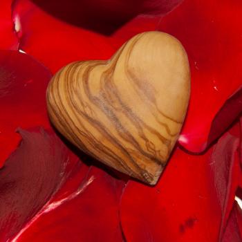 Preview: Olivenholz Handschmeichler Herz - Glücksbringer Talisman Dekoartikel - 5x5cm Unikat Handarbeit Italien - 100% Natur & MOCA-zertifiziert