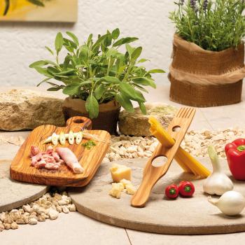 Preview: Olivenholzbrett mit Griff - Rustikales Schneidebrett & Servierplatte - Handgefertigt, schnittfest, MOCA-zertifiziert, 32,5x18x1,5cm