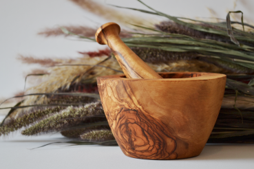 Preview: Mörser mit Stössel aus Olivenholz - Handgefertigt, antibakteriell & robust - Zum Mahlen von Kräutern Gewürzen - 13x13cm - Unikat Italien