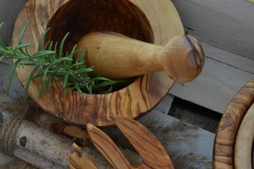 Preview: Mörser mit Stössel aus Olivenholz - Handgefertigt, antibakteriell & robust - Zum Mahlen von Kräutern Gewürzen - 13x13cm - Unikat Italien