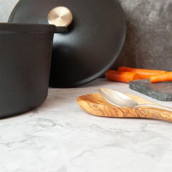 Preview: Löffelablage aus 100% Olivenholz - Antibakteriell & robust für Küche & Esstisch - Braun, 25x8,5x2,5cm - Handgefertigt in Italien