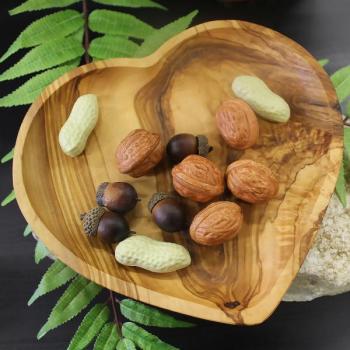 Preview: Heart shaped bowl, olive wood, beautiful wood pattern, 20 x 21x 2,5cm Preview: Heart shaped bowl, olive wood, beautiful wood pattern, 20 x 21x 2,5cm