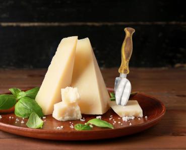 Preview: Couteau à parmesan, manche en bois d’olivier, lame affûtée, 19 x 4 x 3 cm