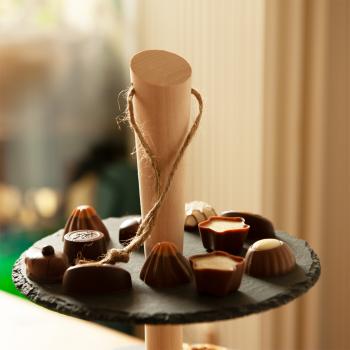 Preview: 3-stufige Etagere aus Schiefer - Elegante Präsentation für Kuchen, Snacks & Tapas auf 3 Ebenen - Holzständer mit Trage-Kordel - Ø 30/25/20cm, Höhe 36cm