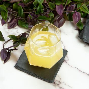 Preview: 8er-Set Schiefer-Untersetzer - Edle, quadratische Glasuntersetzer anthrazit - Für Gläser, Tassen, Flaschen - 10x10cm - Robust, stabil, hitzebeständig