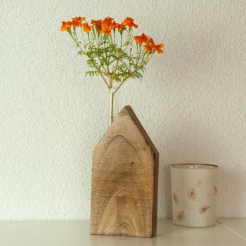 Preview: Aufsteller Haus aus Mangoholz mit Glasröhrchen - Elegante Blumenvase für einzelne Akzentblumen - Minimalistisches Design, Indoor Deko, 9x18x3 cm