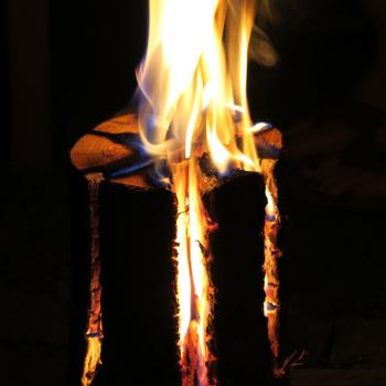 Preview: Schwedenfeuer aus Echtholz für den Garten - Stimmungsvolles Licht für Terrasse & Balkon - Pappelholz mit Naturrinde Ø 18x18cm - Ideal als Geschenk